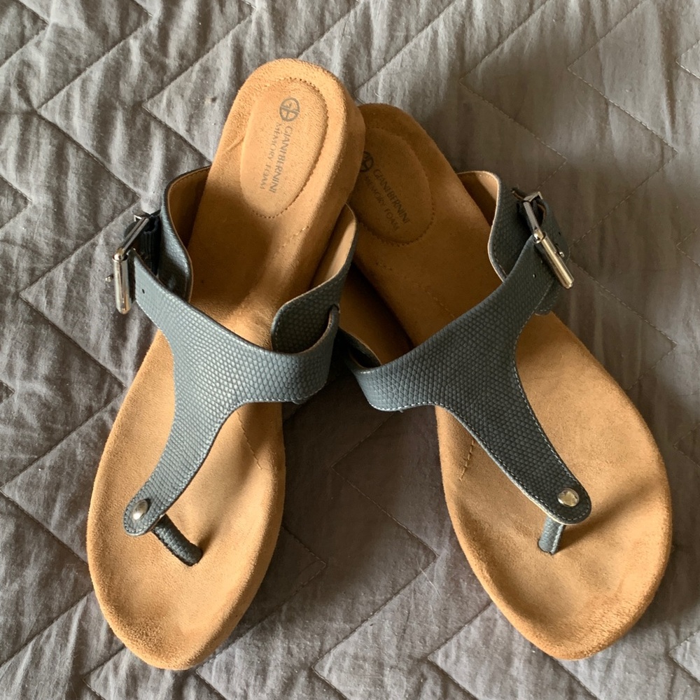 Giani Bernini Gray T‑Strap Sandals with Tan Footbed